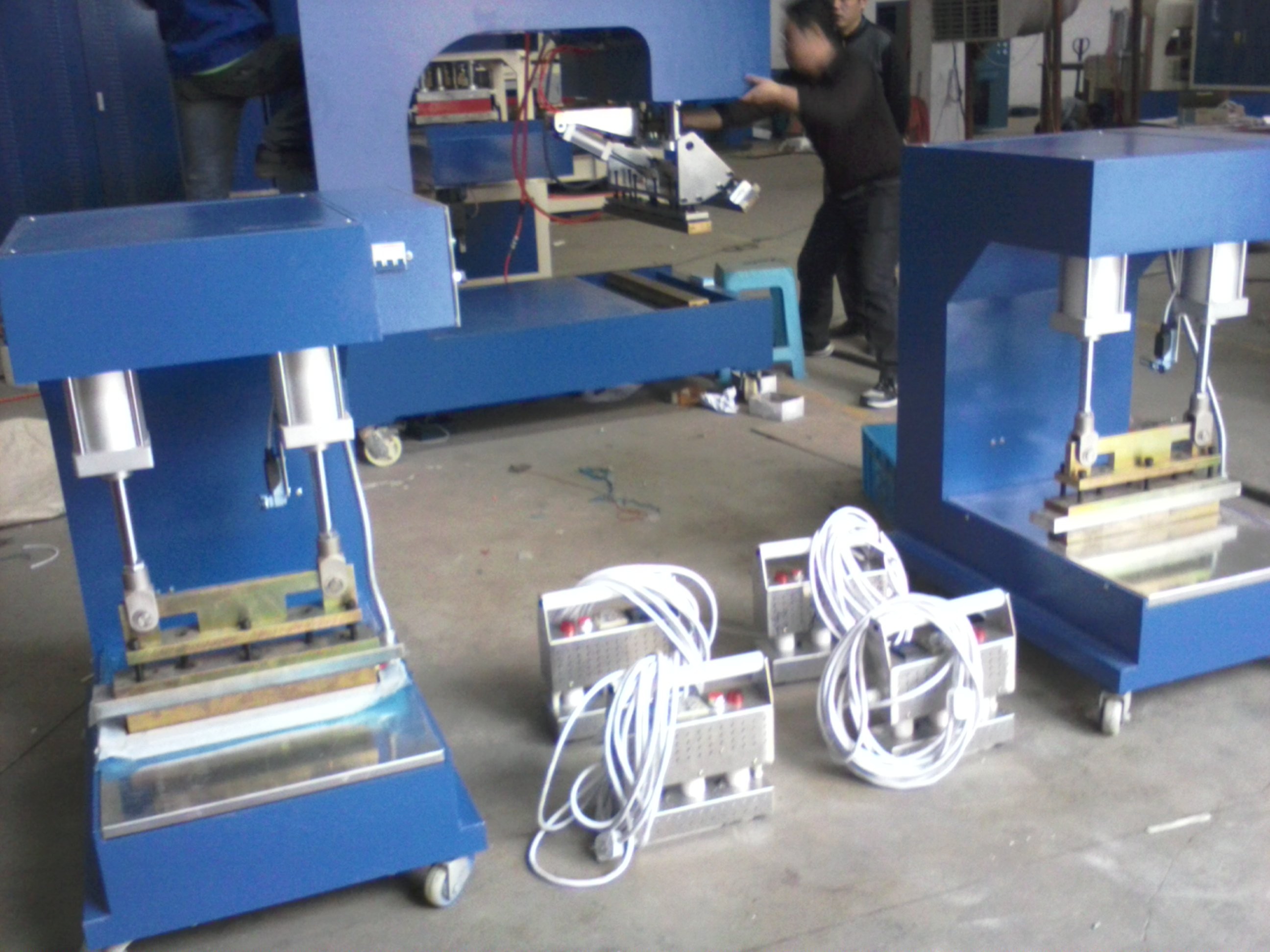 宁波东雄机电设备 专业定做PTFE膜结构工业与食品输送带，引领塑料焊接高周波技术